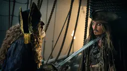 Barbossa yang diperankan oleh Geoffrey Rush saat beradegan dengan Jack Sparrow yang diperankan Johnny Depp di Film "Pirates of the Caribbean: Dead Men Tell No Tales." (Peter Mountain / Disney via AP)