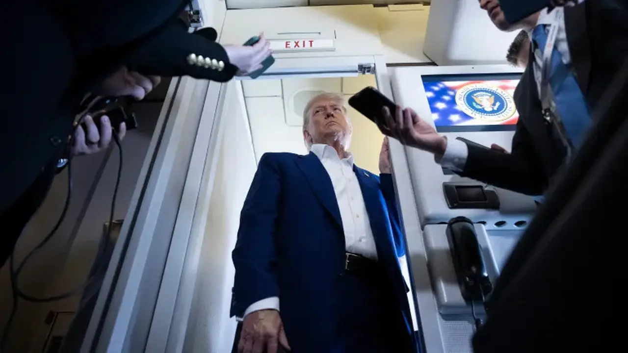Presiden AS Donald Trump berbicara kepada wartawan tentang konflik Israel-Iran di dalam Air Force One [Brendan Smialowski/AFP]