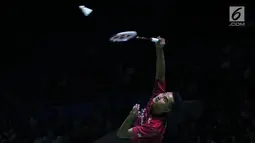 Tunggal putra Indonesia, Tommy Sugiarto melakukan smesh ke pebulu tangkis China Taipei, Chou Tien Chen pada 16 besar Indonesia Open 2018 di Istora GBK, Jakarta, Kamis (5/7). Tommy unggul 21-13, 14-21, 21-18. (Liputan6.com/Helmi Fithriansyah)