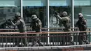 Tentara Korea Selatan ikut serta dalam latihan anti-teror di Pusat Seni Bucheon di Bucheon, sebelah barat Seoul (23/8/2022). Latihan anti-teror ini di sela-sela latihan militer gabungan Korea Selatan-AS yang disebut Ulchi Freedom Shield. (AFP/Jung Yeon-je)