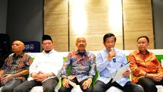 Mantan Ketua Umum PSSI, Agum Gumelar (kedua kanan) mewakili 16 tokoh sepakbola Indonesia membacakan pernyataan sikap terkait situasi sepak bola tanah air saat ini, di kantor PSSI, Senayan, Jakarta, Kamis (25/6/2015). (Liputan6.com/Yoppy Renato)