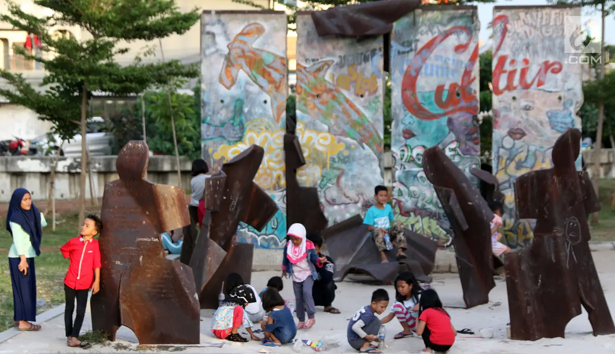 Beberapa anak bermain di area patung menembus batas di kawasan RPTRA Kalijodo, Jakarta, Minggu (30/12). Libur panjang jelang pergantian tahun dimanfaatkan warga untuk berlibur di kawasan RPTRA Kalijodo, Jakarta. (Liputan6.com/Helmi Fithriansyah)