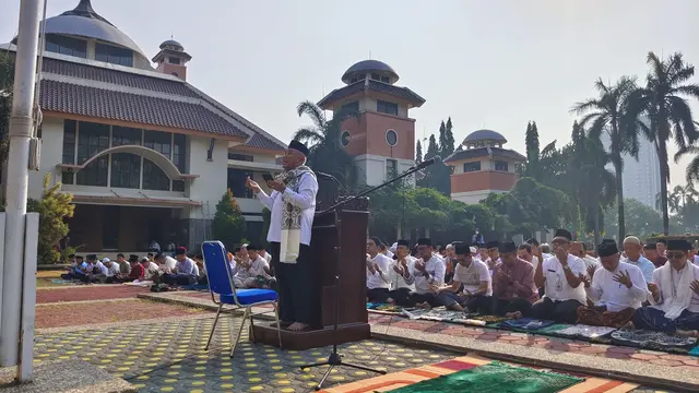 Wali Kota Depok Mohammad Idris bersama ASN melaksanakan sholat Istisqa di lapangan Balai Kota Depok