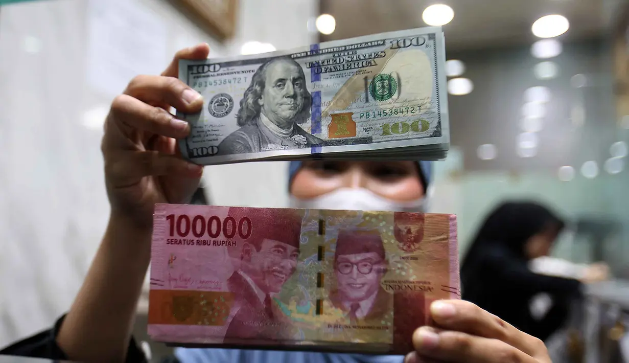 Sebelumnya, pada Selasa (5/5/2026), nilai tukar rupiah terhadap dolar AS bergerak melemah 11 poin atau 0,07 persen menjadi Rp17.405 per dolar AS. Tampak dalam foto, karyawan menunjukkan uang pecahan dolar Amerika Serikat (AS) dan rupiah di salah satu gerai penukaran mata uang asing, Jakarta, Rabu (5/5/2026). (Kapanlagi.com/Budy Santoso)