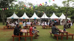 Pengunjung menikmati wisata kuliner pada acara Festival Frontliners pertama di Bintaro, Tangerang Selatan, Minggu (17/12). Festival ini mengajak para frontliner agar bangga terhadap profesinya. (Liputan6.com/Fery Pradolo)