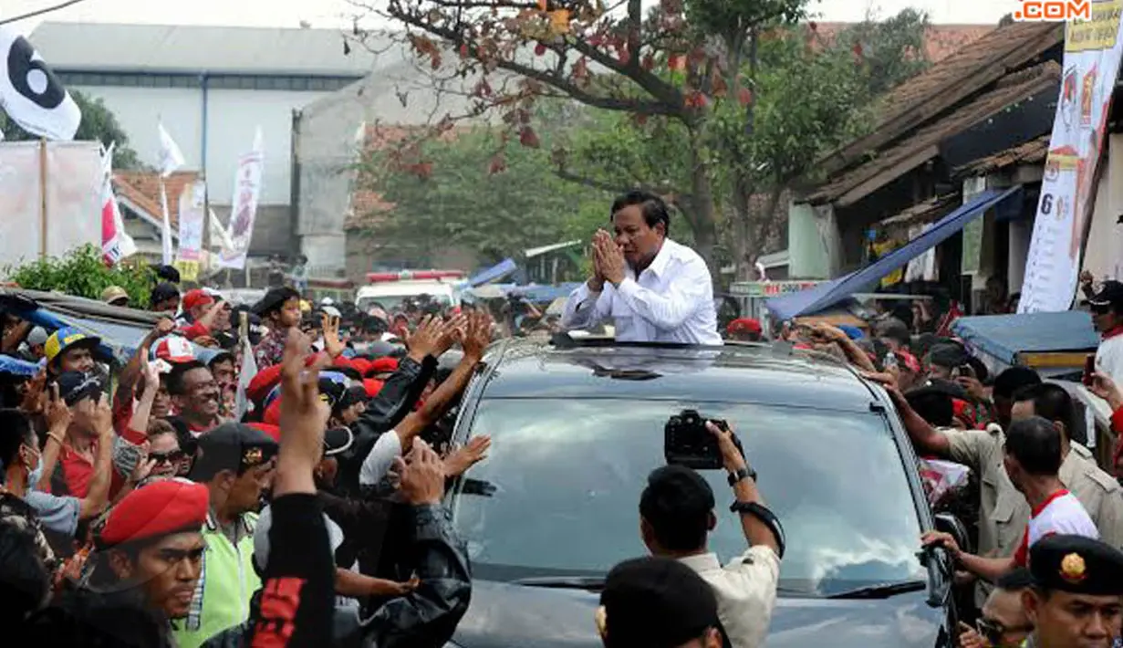 Prabowo Subianto terlihat berpamitan kepada massa dan simpatisan Partai Gerindra yang hadir dalam kampanye umum terbuka di lapangan Bojongloa Bandung Jabar (Liputan6.com/Helmi Fithriansyah)