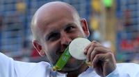 Piotr Malachowski, atlet lempar cakram yang akan menjual medali peraknya demi bantu bocah 3 tahun yang menderita kanker mata (Foto: Metro.co.uk)