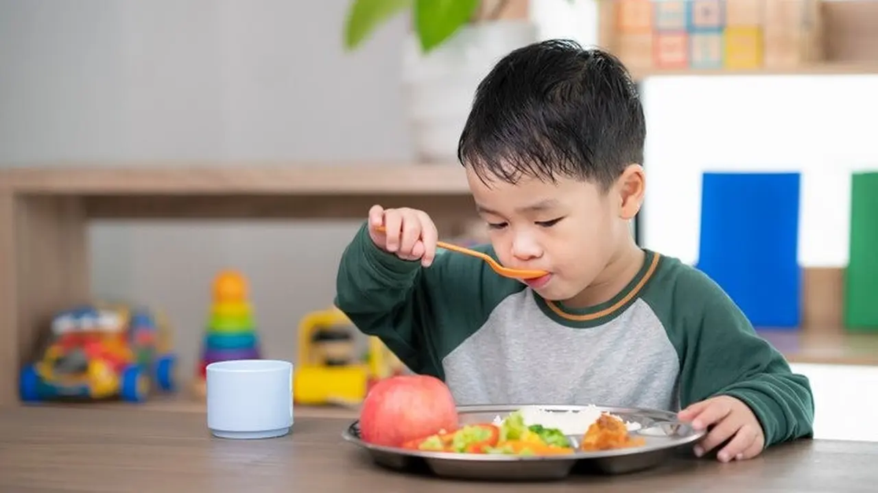 Mengkonsumsi makanan bergizi seimbang