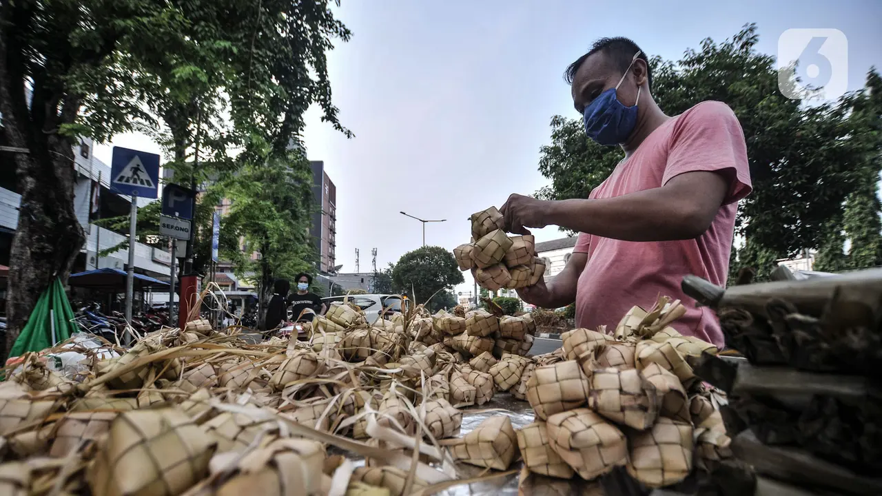 Tradisi Berjualan Ketupat Siap Saji Jelang Lebaran