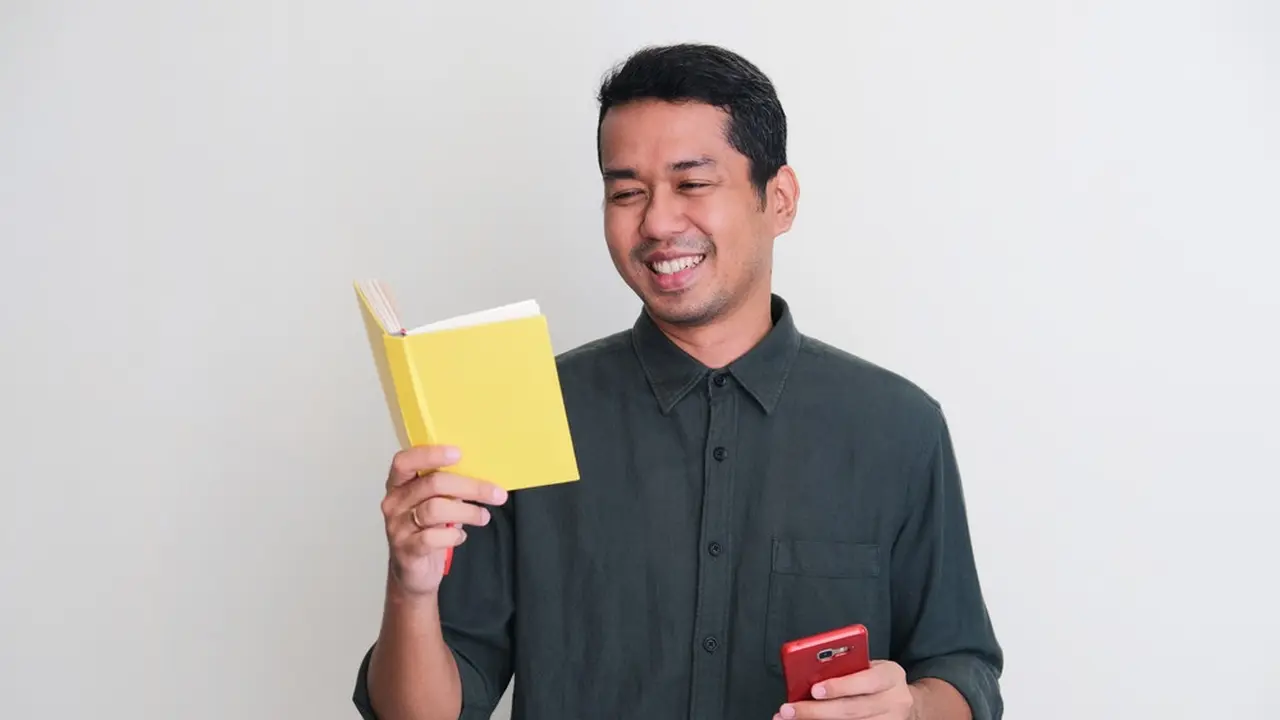 Membaca Buku.