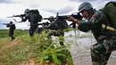 Prajurit TNI dari Batalyon Infanteri Raider berpartisipasi dalam latihan perang gerilya di pangkalan mereka di Banda Aceh, provinsi Aceh, 30 April 2019.  Prajurit batalion raider dilatih  untuk siap melakukan berbagai operasi khusus dan penugasan mendadak. (CHAIDEER MAHYUDDIN / AFP)