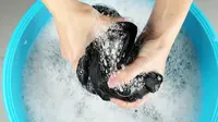 Ilustrasi cuci dengan air dingin. (c) belchonock/Depositphotos.com