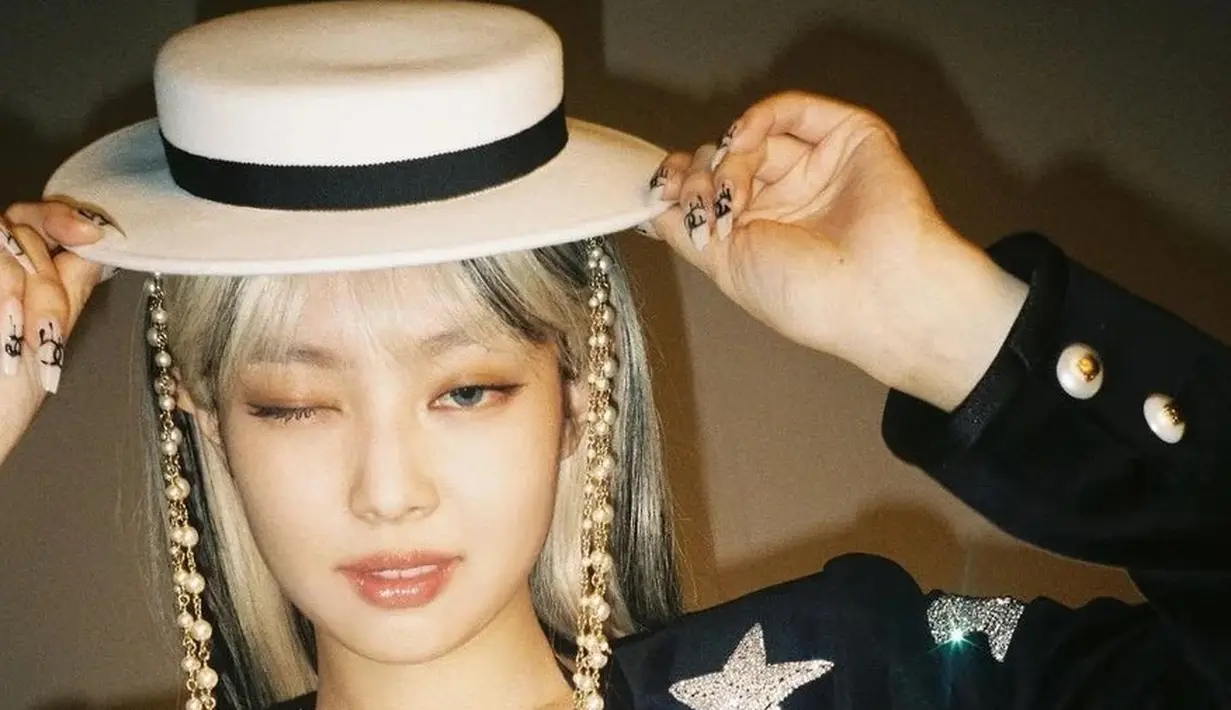 Rambut blonde juga pernah menjadi ciri khas Jennie, namun tak semuanya diwarnai blonde, ia mengombre dengan warna hitam. Instagram @jennierubyjane