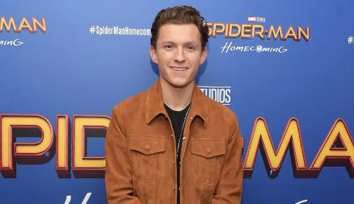 Dominic Holland, ayah dari Tom ini merupakan seorang penulis dan komedian, sedangkan ibunya, Nicola Elizabeth adalah seorang fotgrafer. Tomnya sendiri pun juga piawai dalam menari. (AFP/Bintang.com)