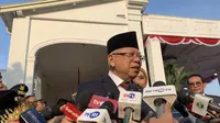 Wakil Presiden Ma'ruf Amin usai menghadiri upacara penurunan bendera merah putih di Istana Merdeka, Jakarta, Sabtu (17/8/2024). (Liputan6/com/Delvira Hutabarat)