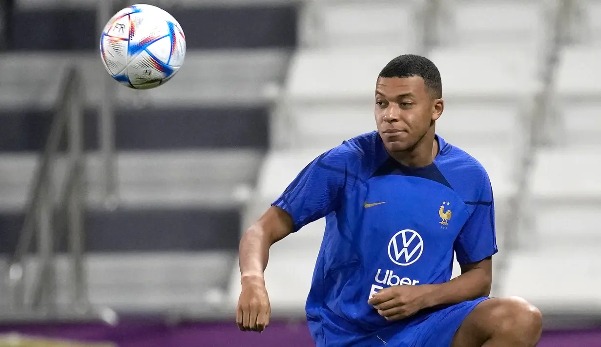Pemain Prancis Kylian Mbappe mengontrol bola saat sesi latihan di Stadion Jassim Bin Hamad, Doha, Qatar, 8 Desember 2022. Prancis akan melawan Inggris dalam pertandingan sepak bola perempat final Piala Dunia 2022 pada 10 Desember. (AP Photo/Christophe Ena)