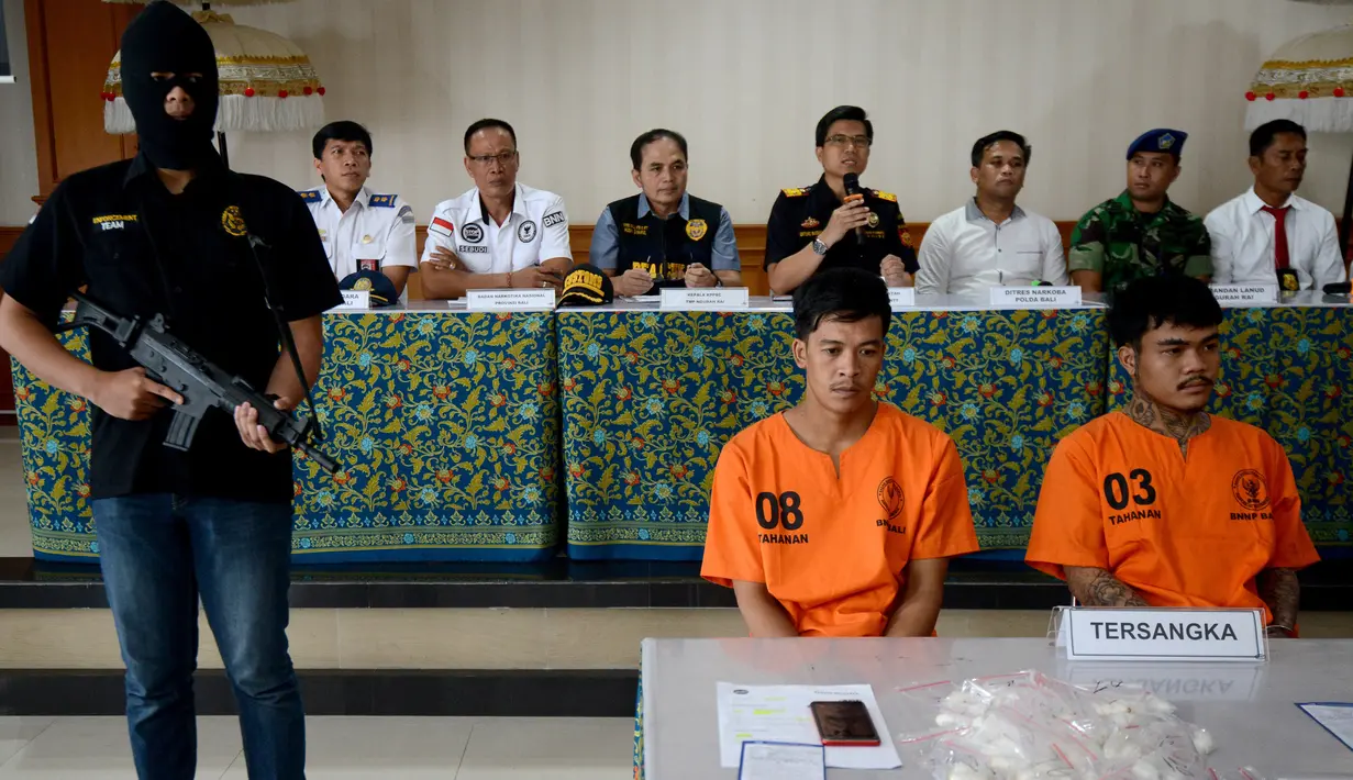 Dua warga Thailand tersangka penyelundup sabu-sabu, Prakob Seetasang (08) dan Adison Phonlamat (03) dalam konferensi pers di Kantor Bea Cukai Ngurah Rai, Denpasar, Senin (27/5/2019). Mereka ditangkap setelah mencoba menyelundupkan 989,66 gram sabu-sabu dari Bangkok menuju Bali. (SONNY TUMBELAKA/AFP)