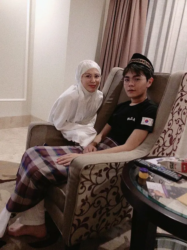 7 Potret Adik Ayana Moon yang Kini Jalani Ramadhan Pertama Usai Mualaf