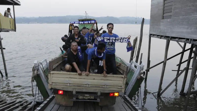 Bobotoh Naiki Kapal Feri