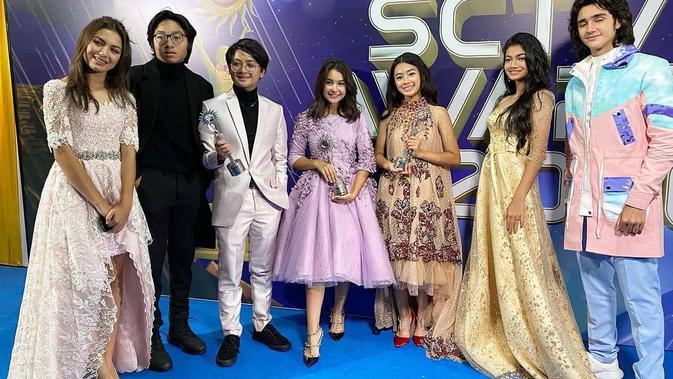 Potret Penampilan Pemain 'Dari Jendela SMP' di SCTV Awards 2020. (Sumber: Instagram/@rassyahidayahreal/tagged)