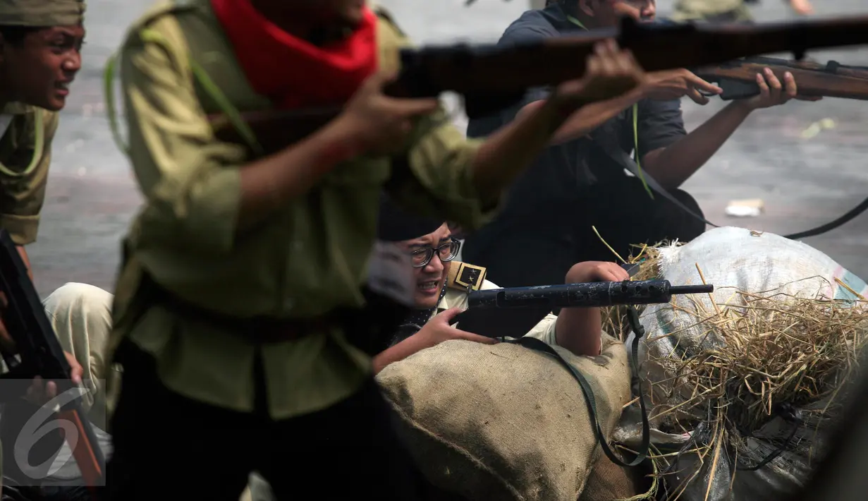Pejuang kemerdekaan beradu tembak dengan musuh pada teatrikal serangan umum 1 maret 1949 di Yogyakarta, (6/3). Kegiatan ini dilakukakn di Benteng bersejarah Vredeburg. (Boy Harjanto)