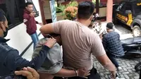 Pelaku perampokan emas ditangkap polisi di Mojokerto. (Dian Kurniawan/Liputan6.com)