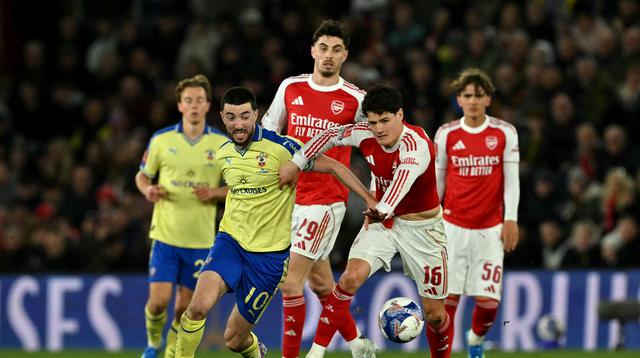 Perebutan bola terjadi antara pemain Southampton dan Arsenal pada perempat final Piala FA di St. Mary's Stadium, Minggu (5/4/2026) dini hari WIB. (Glyn KIRK / AFP)