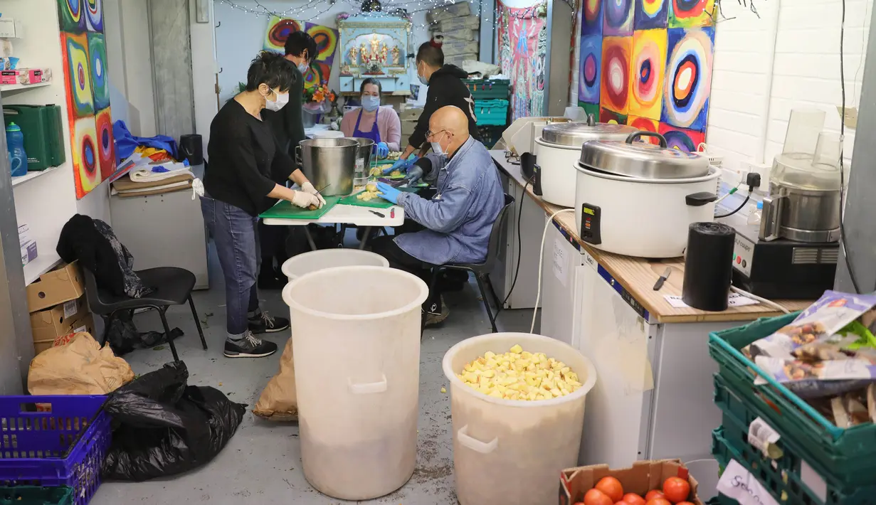 Para staf Food For All mempersiapkan makanan untuk tunawisma di London, Inggris, Selasa (31/3/2020). Pemerintah Inggris terus berupaya memerangi wabah corona COVID-19, sementara komunitas hingga badan amal berusaha menyediakan makanan bagi kelompok masyarakat paling rentan. (Xinhua/Tim Ireland)