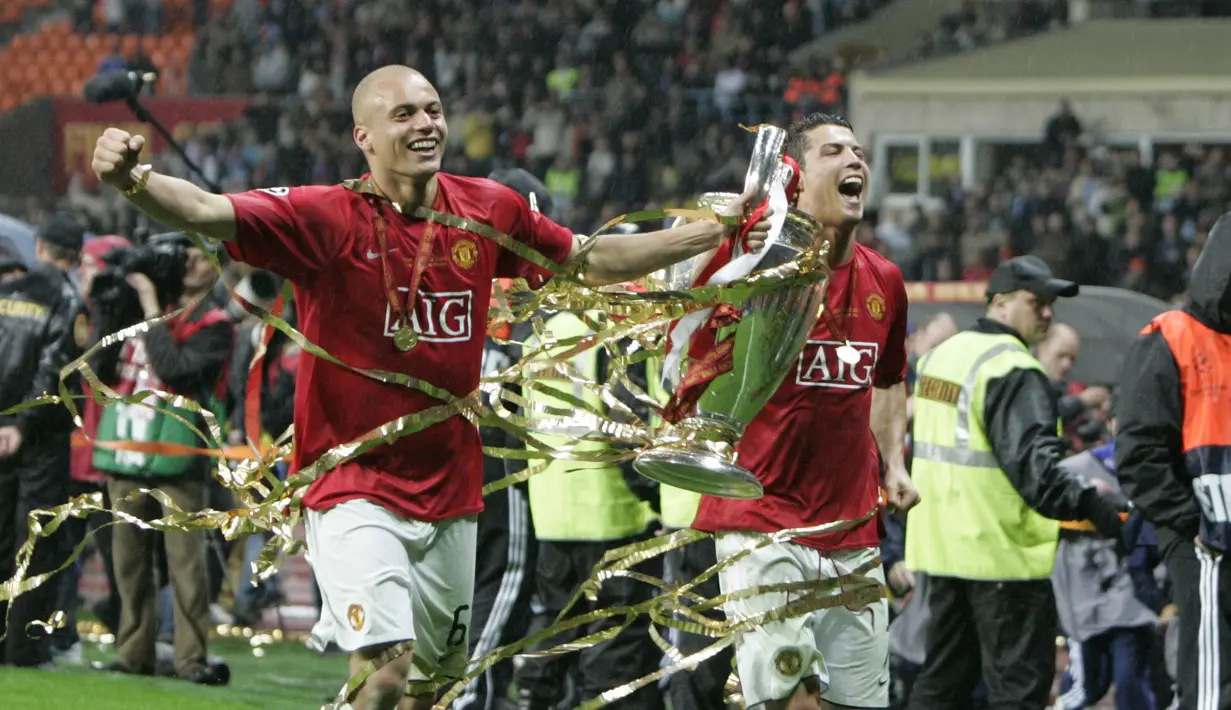 Cristiano Ronaldo meraih trofi Liga Champions pertamanya saat bermain untuk Manchester United musim 2007/2008. (AFP/Paul Ellis