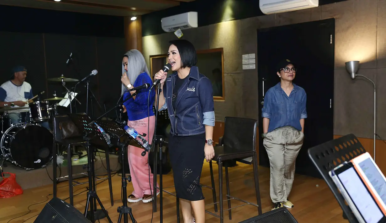 "Spesialnya KDRT yang merupakan rangkaian perjalanan musik kita masing-masing. Jadi gimana kita bisa menceritakan perjalanan musik kita, itu yang jadi perlu treatment khusus," tutur Krisdayanti. (Nurwahyunan/Bintang.com)