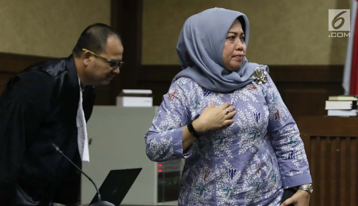 Terdakwa dugaan suap DPRD Sumatera Utara, Tiaisah Ritonga (kanan) usai menjalani sidang pembacaan putusan di Pengadilan Tipikor, Jakarta, Kamis (14/02). Tiaisah divonis bersalah, dihukum empat tahun dan denda Rp100 juta. (Liputan6.com/Helmi Fithriansyah)