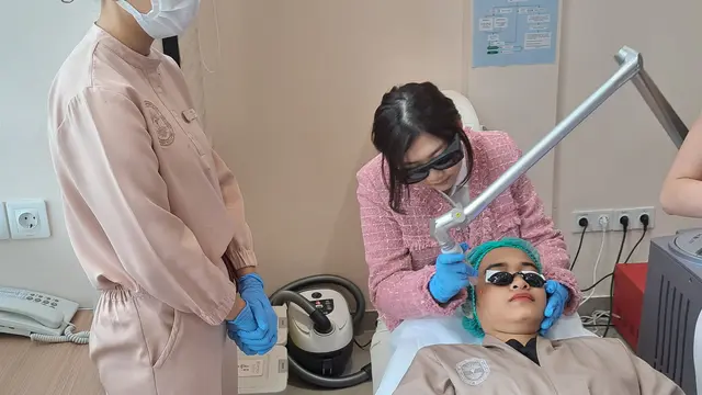 Salah satu treatment di  Clinic de Votre Peau Gading Serpong.