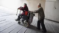 Para pengguna jejaring sosial tengah diramaikan dengan sebuah kendaraan unik yang dibuat seorang lansia untuk perempuan yang disayanginya.