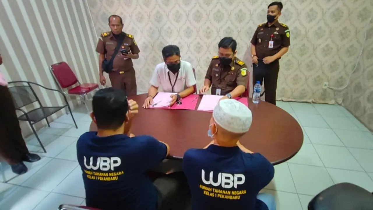 Penyerahan tersangka dan barang bukti tersangka korupsi RSUD Bangkinang dari penyidik ke jaksa penuntut umum di Kejati Riau.