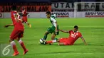 Gelandang PS TNI Erwin Ramdani (tengah) berusaha melewati penyerang Persija, Rafael Maitimo pada pertandingan 8 besar piala Jendral Sudirman di Stadion manahan Solo (15/12). Persija menang atas PS TNI dengan skor 1-0. (Liputan6.com/Boy Harjanto)