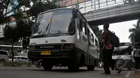 Ahok menilai Bus Kopaja mini sudah tidak layak beroperasi di Jakarta, Jumat (8/5/2015). Pemerintah Provinsi DKI Jakarta secara bertahap membenahi angkutan masal tersebut. (Liputan6.com/Johan Tallo)