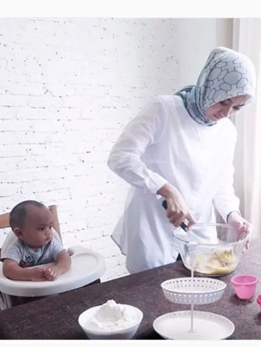 Ditemui di kawasan Kemang, Jakarta Selatan, Senin(22/5/2017), Ayudia menceritakan anaknya yang kini semakin besar. Menurutnya, ia sangat senang jika sang anak aktif dan rewel dalam kesehariannya. (Instagram/ayudiac)