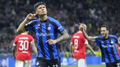 Inter Milan berhasil melaju ke babak semifinal setelah menyingkirkan Benfica. Pada duel di Giuseppe Meazza, I Nerazzurri bermain imbang lawan Benfica dengan skor 3-3. (AP Photo/Luca Bruno)