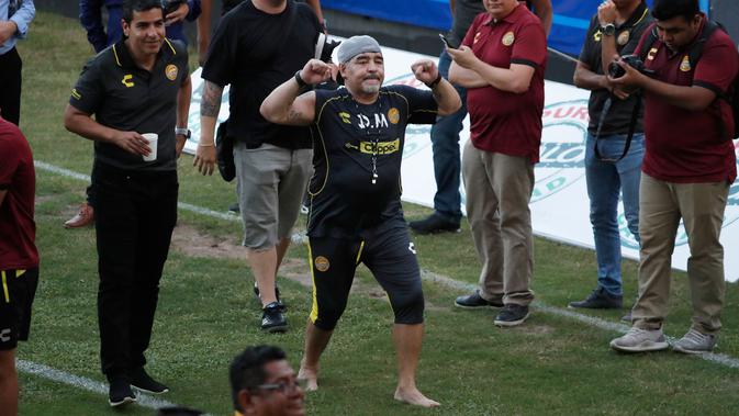 Legenda Argentina, Diego Maradona menyapa suporter setelah latihan di Stadion Banorte, Meksiko,(10/9). Maradona sendiri pernah menangani beberapa klub dan sempat melatih timnas Argentina. (AP Photo/Marco Ugarte)