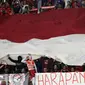 Suporter tim Garuda membentangkan bendera Merah Putih jelang menyaksikan laga Timnas Indonesia melawan Timor Leste pada penyisihan grup B Piala AFF 2018 di Stadion GBK, Jakarta, Selasa (13/11). Indonesia unggul 3-1. (Liputan6.com/Helmi Fithriansyah)