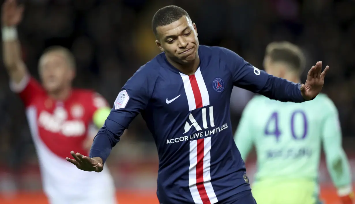 Penyerang PSG, Kylian Mbappe berselebrasi usai mencetak gol ke gawang AS Monaco pada pertandingan lanjutan Liga Prancis di Stadion Louis II, Monaco (15/1/2020). Pada pertandingan ini Mbappe mencetak dua gol dan mengantar PSG menang 4-1 atas Monaco. (AP Photo/Daniel Cole)