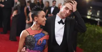 Belum lama dikabarkan makan malam bersama dengan Katy Perry, kini Robert Pattinson kembali dbicarakan soal kisah asmaranya dengan FKA Twigs. Sempat diberitakan akan menikah, namun kini keduanya disebut putus. (AFP/Mike Coppola)