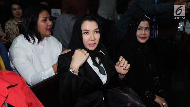 Jelang Sidang Dakwaan, Rita Widyasari Temui Kerabat dan Berswafoto