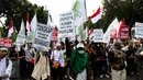 Massa aksi damai 4 November meneriakkan yel-yel sambil membawa atribut saat melewati Balai Kota Jakarta menuju ke Istana Merdeka, Jumat (4/11). Aksi ini menuntut penuntasan proses hukum terhadap Basuki Tjahaja Purnama (Ahok). (Liputan6.com/Faizal Fanani)
