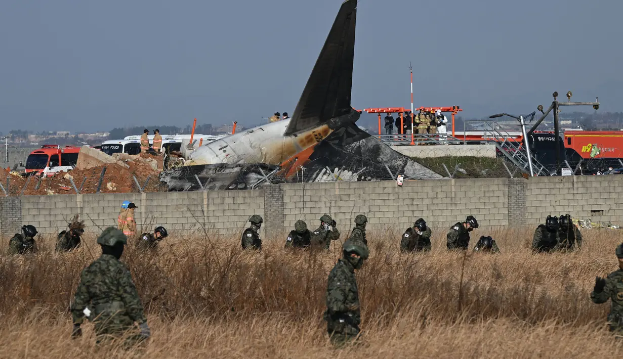 <p>Pesawat Jeju Air berjenis Boeing 737-800 jatuh dan terbakar di Bandara Internasional Muan di Provinsi Jeolla Selatan, sekitar 288 kilometer sebelah barat daya Seoul pada tanggal 29 Desember 2024. (JUNG YEON-JE/AFP)</p>