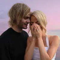 Michael Clifford gitaris 5 Second of Summer akhirnya melamar Crystal Leigh. (Instagram/michaelclifford)