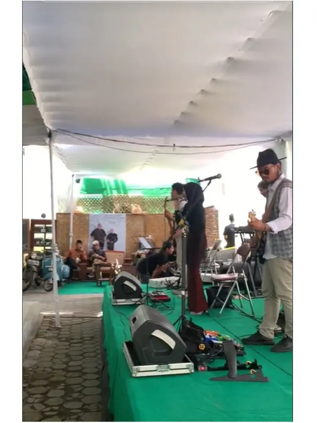 8 Potret Unik Pernikahan Digelar di Pasar Ini Viral, Hidangan Resepsi Bikin Ngiler