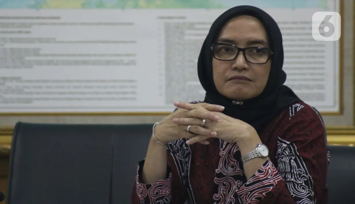Komisioner KPU RI, Evi Novida Ginting saat memberi keterangan terkait pernyataan sikap KPU RI terhadap putusan DKPP di Gedung KPU RI, Jakarta, Kamis (19/3/2020). Evi Novida Ginting menyatakan keberatan dan akan mengajukan gugatan atas putusan DKPP. (Liputan6.com/Helmi Fithriansyah)