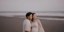 Bertempat di hamparan pantai yang tenang, Aaliyah Massaid memancarkan aura keibuan yang penuh kelembutan dan elegansi. [@aaliyah.massaid].
