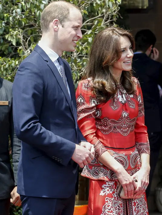 Pangeran William dan istrinya Kate Middleton Duchess of Cambridge saat tiba di  hotel Taj Mahal Palace, Mumbai , India , 10 April 2016. Pangeran William sedang melakukan kunjungan ke India bersama istrinya. (REUTERS / Danish Siddiqui)